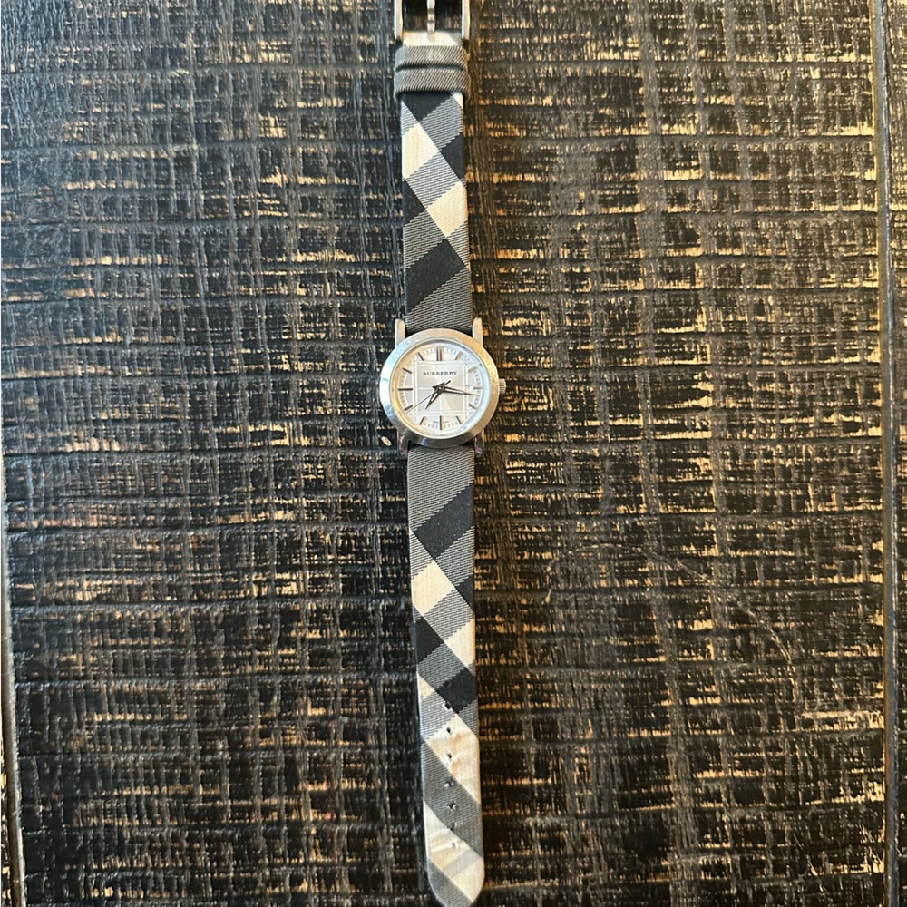 💯Authentic Burberry Watch Womens 50M Silver Tone with Band New Battery